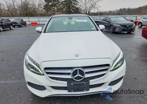 2017 Mercedes-Benz C 300 4Matic z USA, uszkodzony, nr VIN 55SWF4KB2HU228785